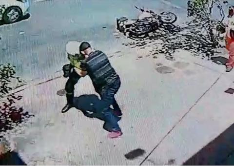Vídeo mostra agente de trânsito sendo agredido após multar motorista em Manaus
