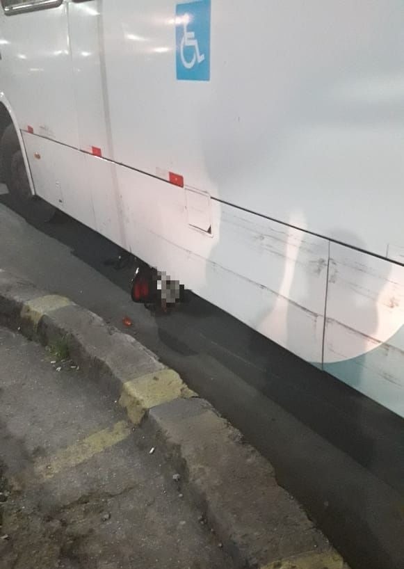 Motoqueiro escapa da morte em acidente com ônibus em Manaus 