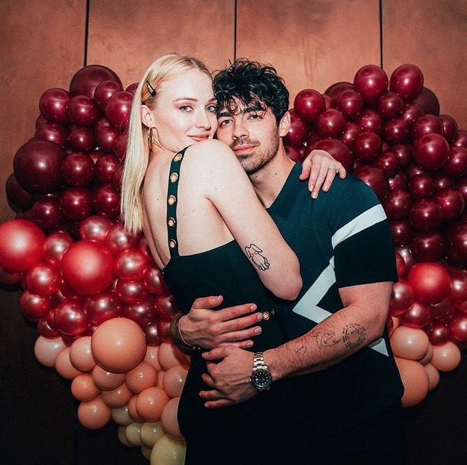 Joe Jonas e Sophie Turner se casam em cerimônia surpresa em Las Vegas