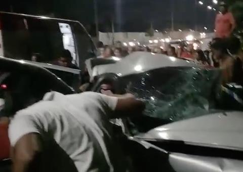 Vídeo mostra populares tentando salvar gerente do Picanha Mania após acidente de carro