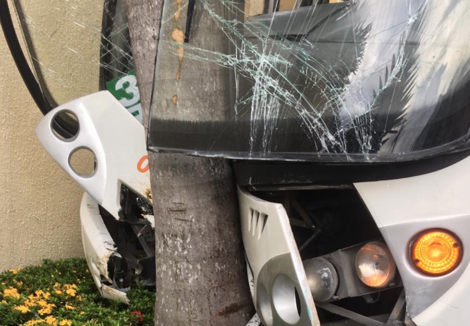 Passageira entra em trabalho de parto após ônibus colidir com árvore em Manaus