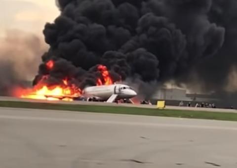 Vídeo: Avião pega fogo ao fazer pouso de emergência e 13 pessoas morrem em Moscou