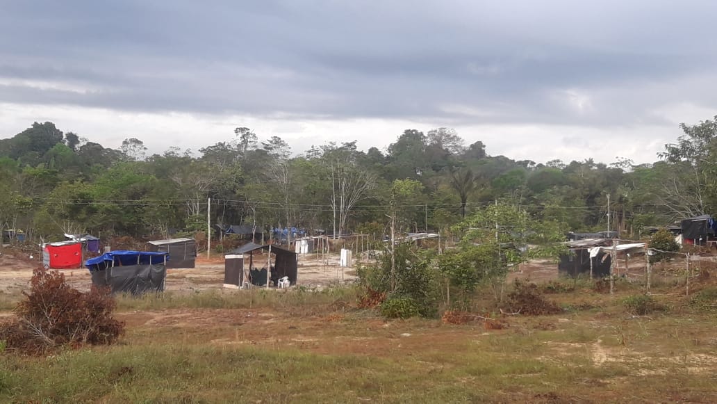 Populares invadem e ocupam terreno particular em área nobre de Manaus
