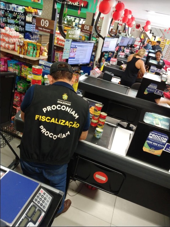 Procon apreende alimentos vencidos no Supermercado Rodrigues em Manaus