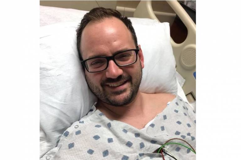 Homem sofre AVC após estalar o pescoço 