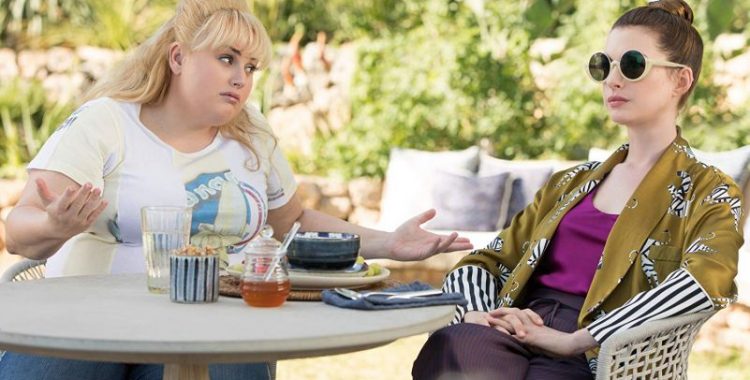Anne Hathaway e Rebel Wilson estão hilárias no trailer de As Trapaceiras
