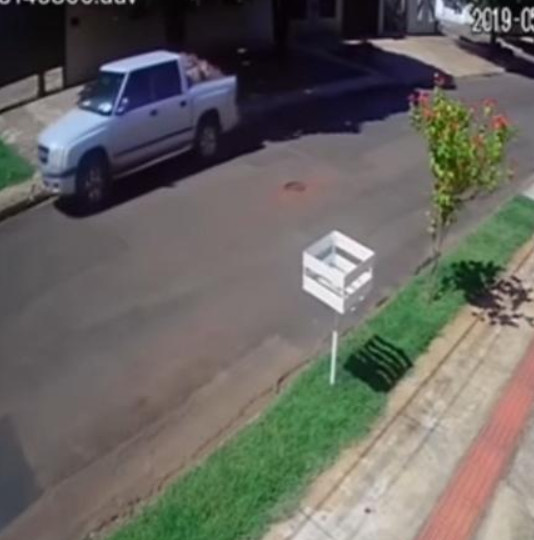 Pai morre e filho fica trancado em carro; garoto também morreu