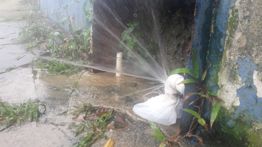 Vazamento em cano de delegacia causa desperdício e impede passagem pedestres em Manaus