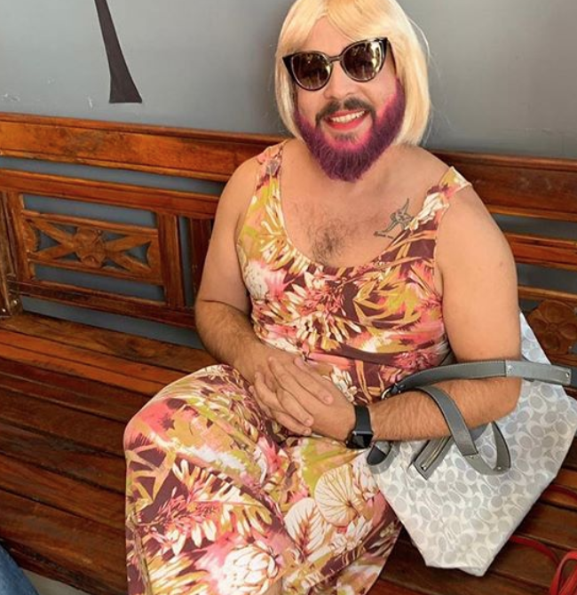 Viúvo, pai se veste como mãe para participar de evento da filha em escola