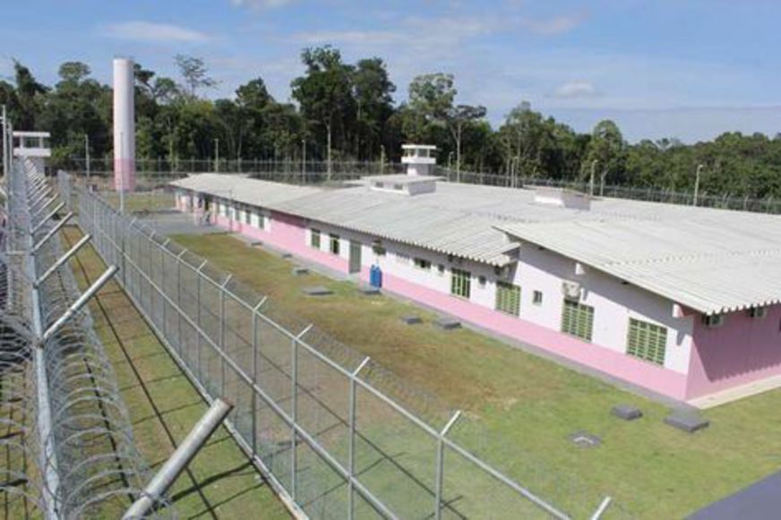 Suposta morte de detenta causa confusão em presídio de Manaus