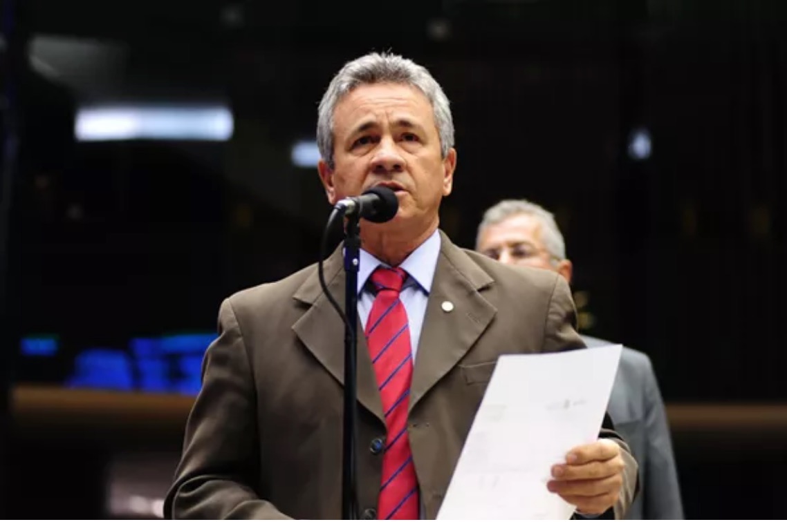 Ex-deputado Carlos Souza é exonerado de cargo na prefeitura após condenação