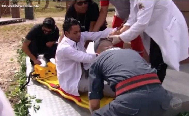 Vídeo mostra participante do 'Power Couple Brasil' passando mal e sendo levado por ambulância