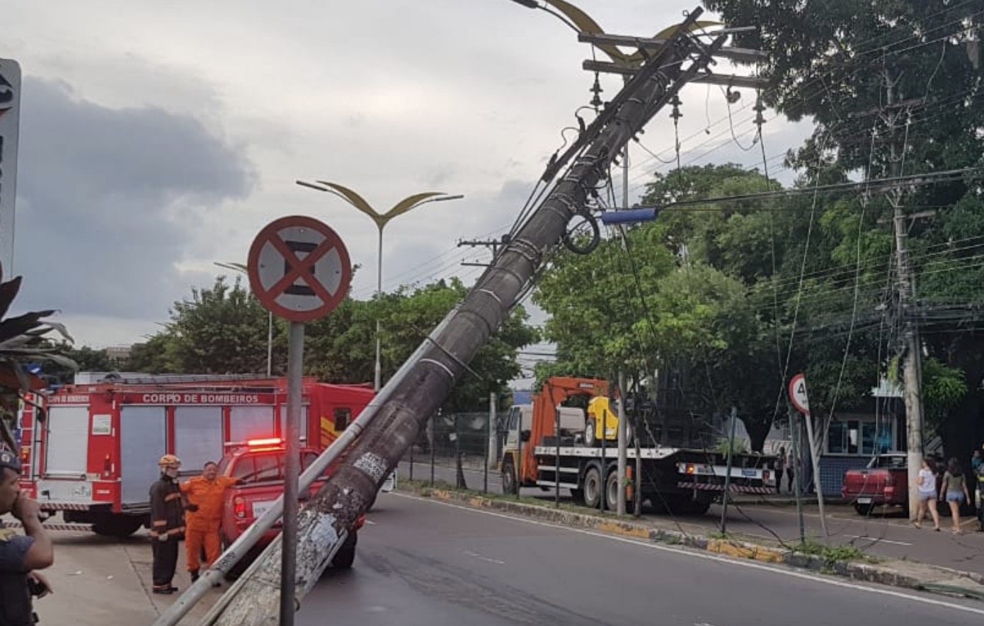 Trânsito fica caótico após poste tombar em avenida de Manaus