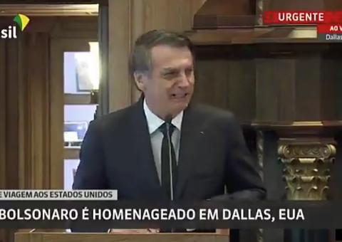 Bolsonaro recebe prêmio, bate continência à bandeira dos EUA e erra o próprio bordão