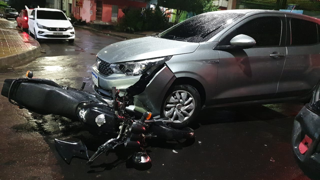 Motorista bêbada atinge motocicleta e deixa mulher ferida em Manaus