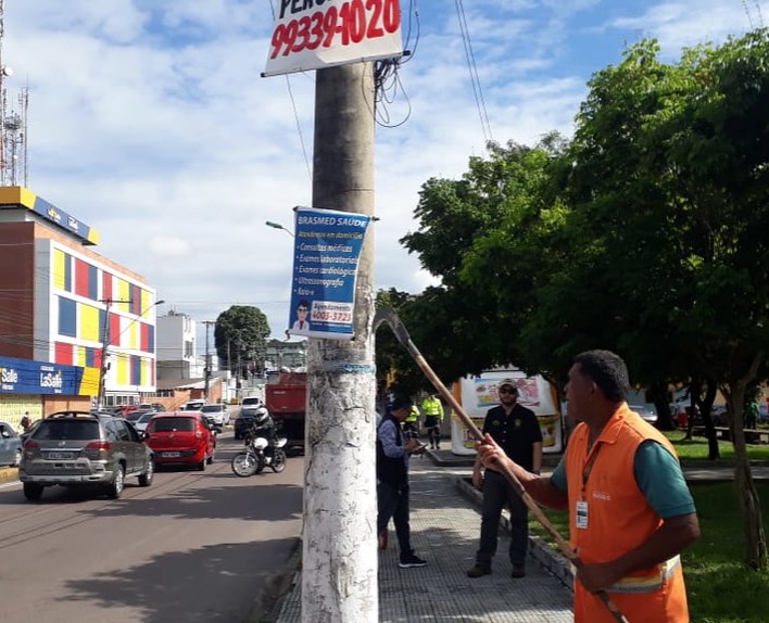 Operação Manaus Mais Limpa retira 172 propagandas irregulares na zona Centro-Oeste