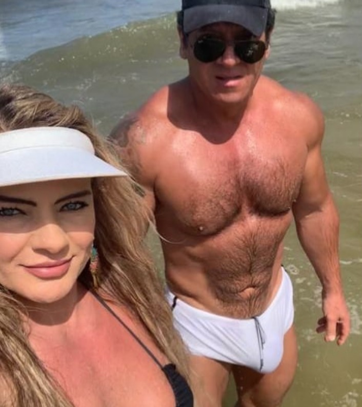 Esposa de ex-apresentador da Record revela tamanho de pênis do marido