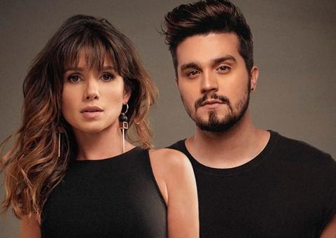 Jovem tatua frase “Juntos e Shallow Now” no braço