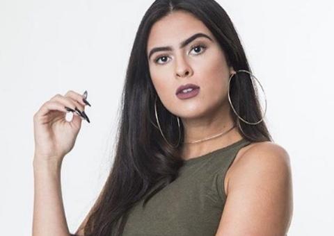 Ex-BBB critica video onde cadela aparece de estátua viva com o dono 