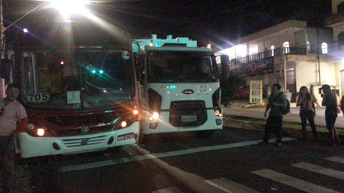 Em Manaus, motorista de caminhão de lixo perde controle, atinge ônibus e deixa dois feridos