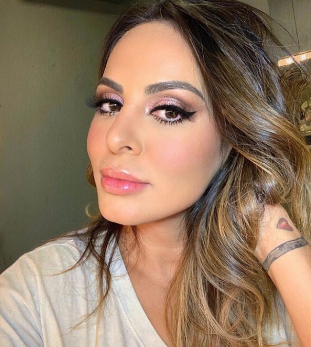 Alinne Rosa ousa ao posar foto de nu frontal 