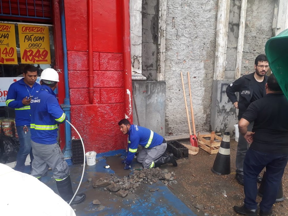 Com dívida de R$ 180 mil, supermercado é flagrado com desvio de água em Manaus