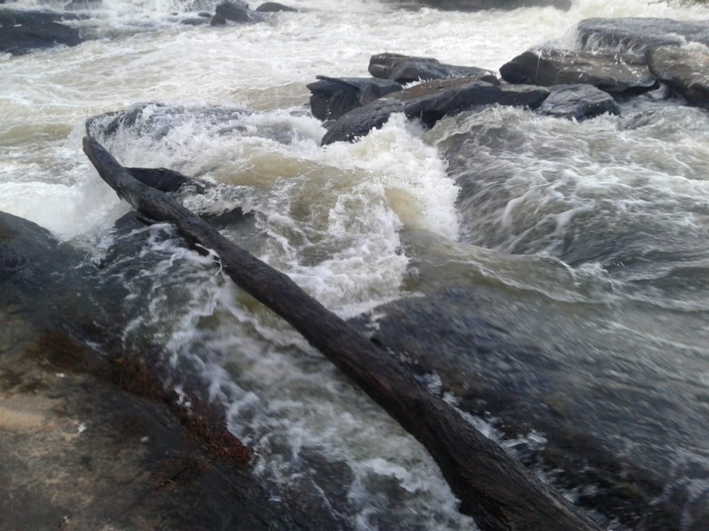 Homem escorrega ao tentar tirar foto em cachoeira e desaparece 