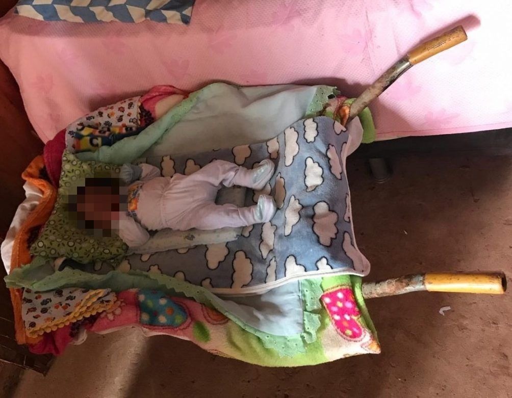 Sem dinheiro, família improvisa berço em carrinho de mão