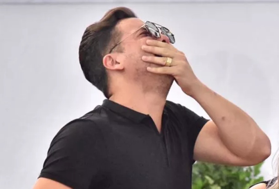 Wesley Safadão chora compulsivamente e Xand Avião passa mal em velório de Gabriel Diniz