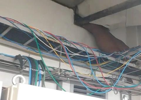 Assaltante fica entalado em ar condicionado ao tentar roubar loja de telefonia de Manaus