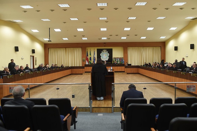 Lei que proibia cobrança em estacionamentos privados é derrubada pelo TJAM