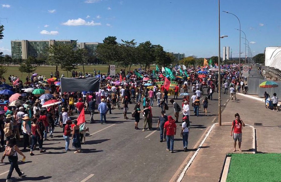 Manifestantes voltam às ruas por mais verbas para universidades