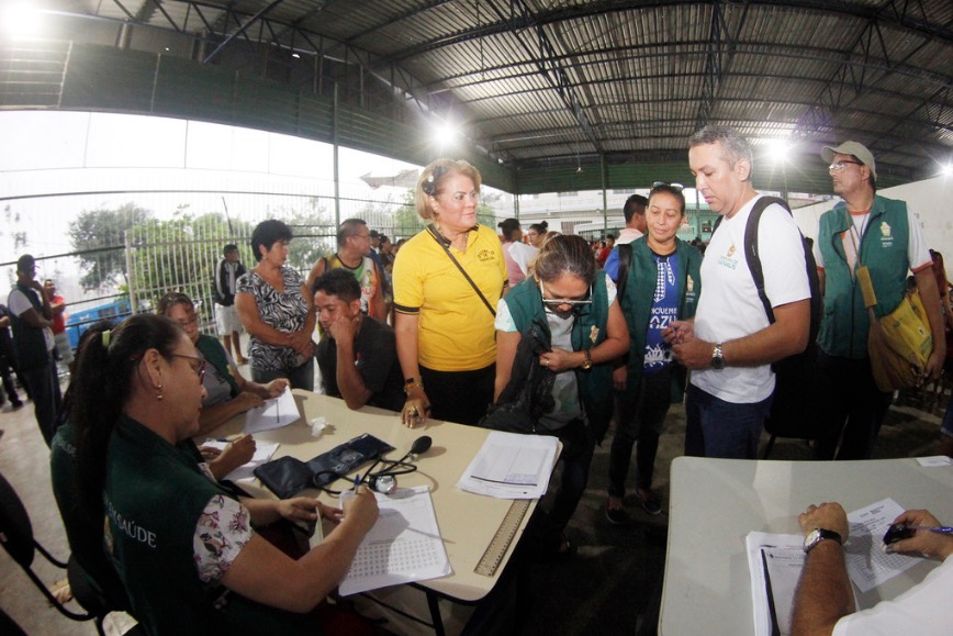Famílias vítimas de incêndio no Educandos recebem donativos em Manaus