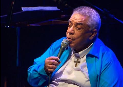 Agnaldo Timóteo melhora e já consegue conversar com familiares