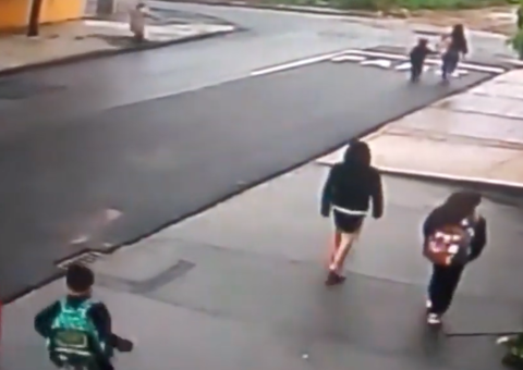 Imagens mostram pedestre sendo ‘engolida' por cratera formada em calçada 