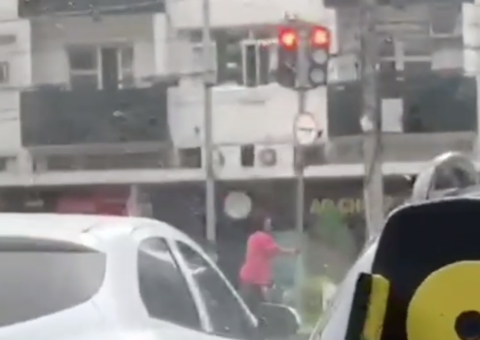 Homem tenta destruir semáforo e o pior acontece; Veja vídeo