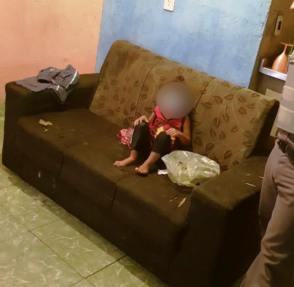 Mãe deixa filha de 3 anos sozinha em casa para ir à festa e é presa 