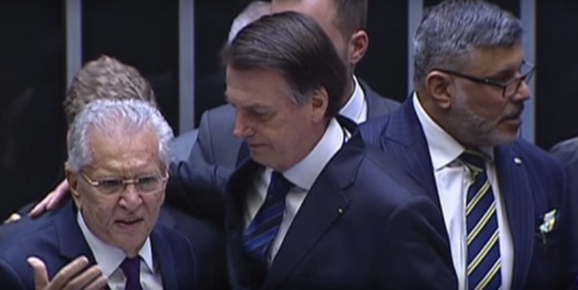 Bolsonaro se oferece para participar de 'A Praça É Nossa', do SBT