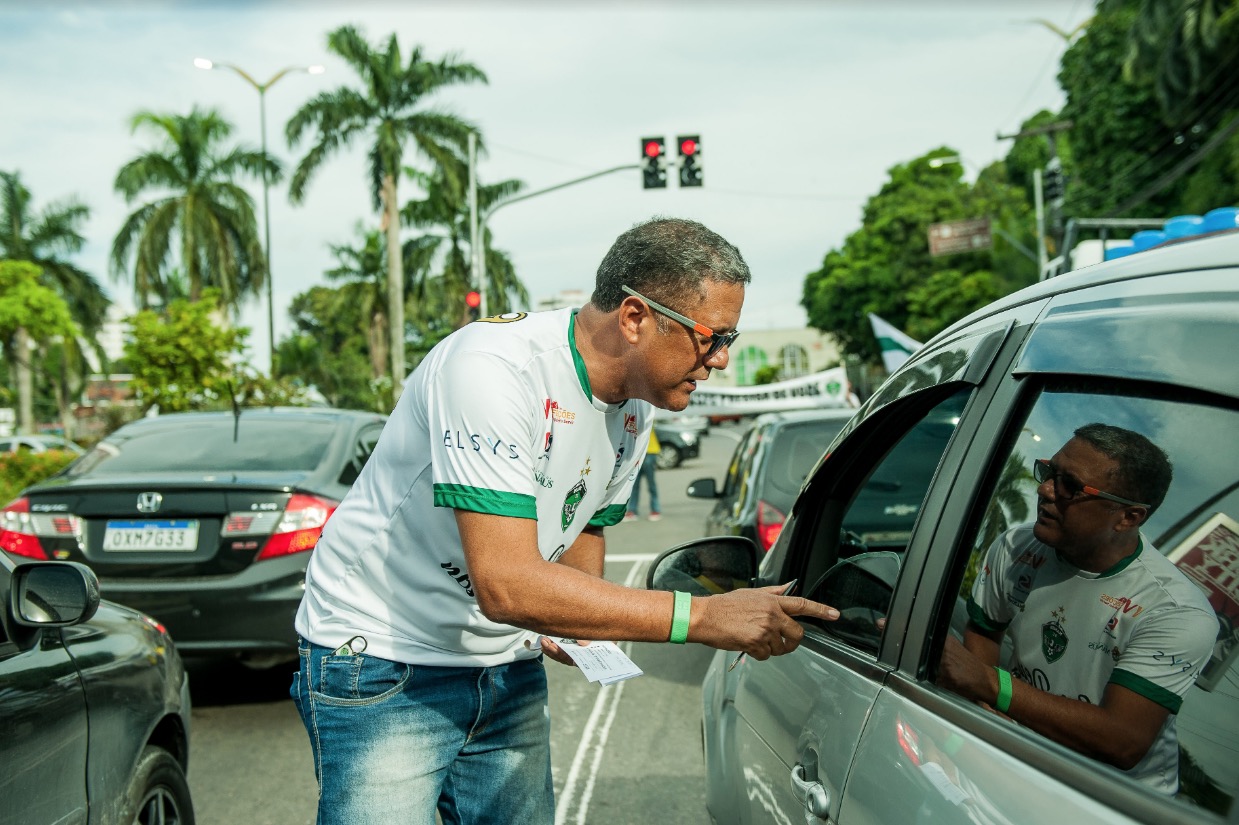 Presidentes do Manaus vendem rifas no sinal para pagar salários de jogadores 