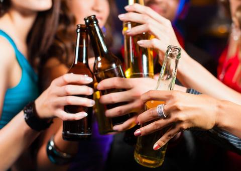 Proposta veda entrada de menores em eventos que sirvam bebida alcoólica