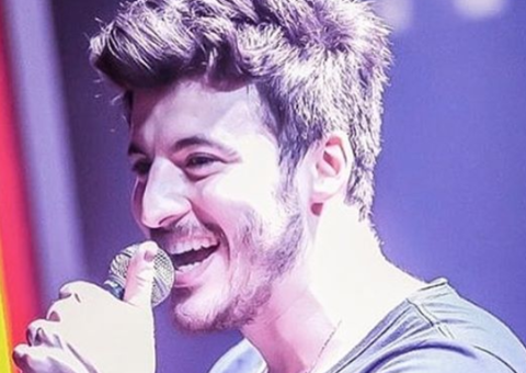 Cantor faz show só com os pais na plateia e vídeo viraliza 