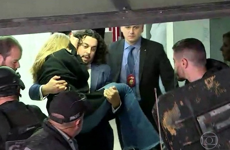 Advogado diz que deixou caso de Najila após ela acusá-lo de ter roubado tablet