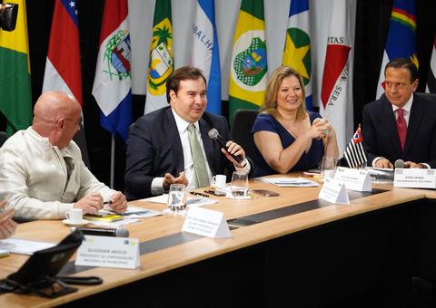 Estados e municípios ficarão fora da reforma da previdência, diz Maia