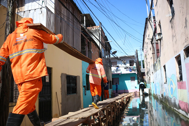 Nível do rio Negro atinge 29 metros e construção de passarelas são intensificadas 