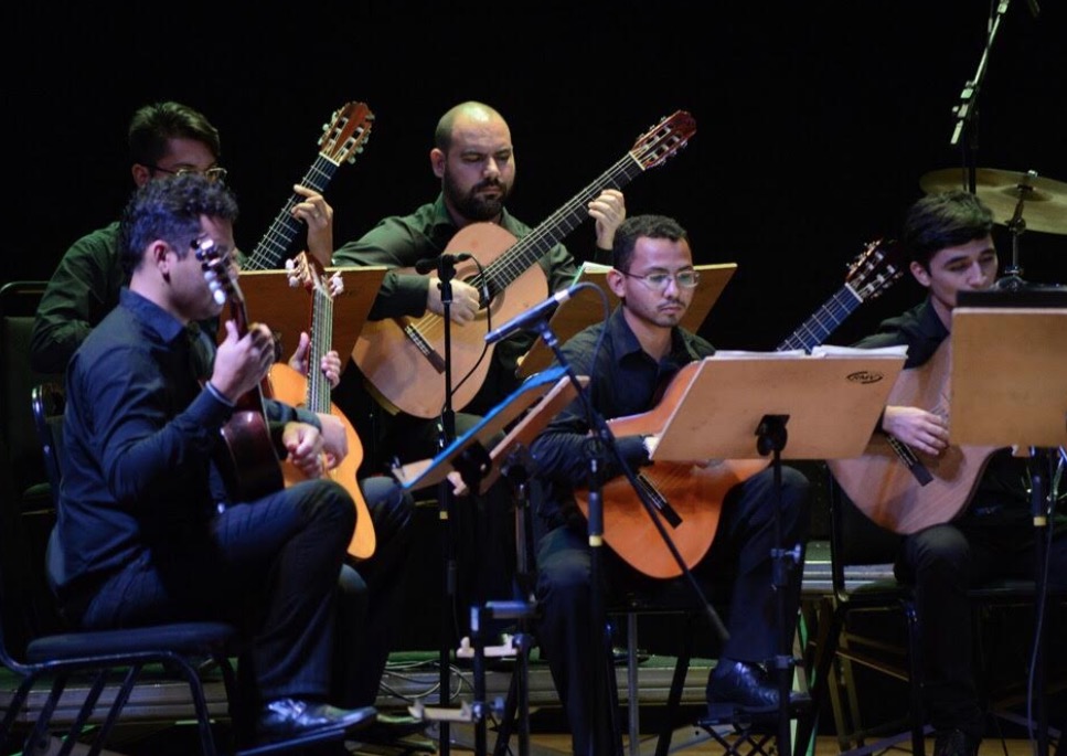 Orquestra de Violões do Amazonas mostra trajetória do violão em concerto no Teatro Amazonas