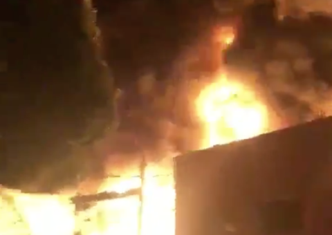 Queda de balão causa incêndio de grandes proporções em fábrica 