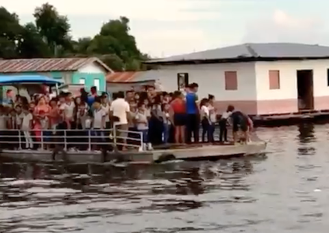 Estudantes são transportados em balsa sem proteção, no Amazonas