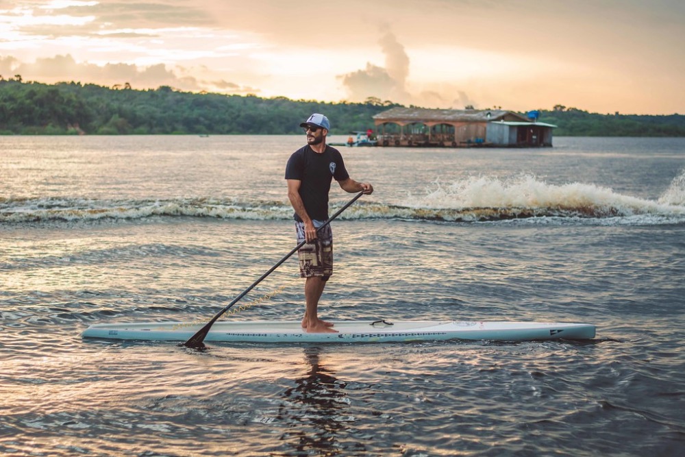Amazonense treina no rio Negro para volta a ser campeão brasileiro de SUP 