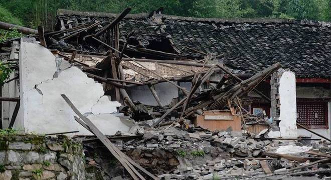 Dois fortes terremotos deixam 12 mortos e mais de 120 feridos na China 