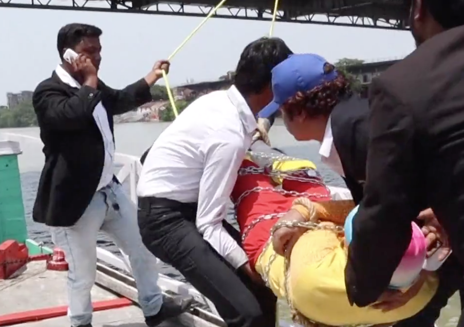 Corpo de mágico é encontrado em rio após truque dar errado 